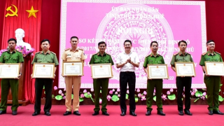 Tặng bằng khen nhiều CBCS có thành tích xuất sắc trong cứu nạn, cứu hộ