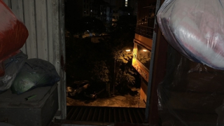 Công an quận Hoàng Mai hướng dẫn 5 người thoát khỏi đám cháy trong đêm