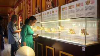 Độc đáo những “phiên bản” Kim ấn triều Nguyễn làm bằng gốm thếp vàng