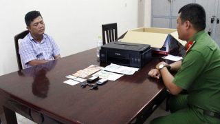 Làm vé số giả để lừa đổi thưởng cho người bán vé số dạo