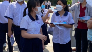 Phụ huynh nôn nóng chờ cổng trường, thí sinh nhẹ nhàng vượt môn đầu