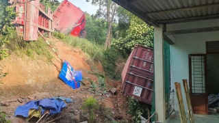 Tài xế xe container ngủ gật, “ủi” sập phòng ngủ nhà dân