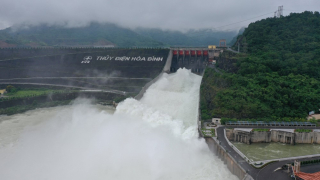 Thuỷ điện Hoà Bình tiếp tục mở cửa xả đáy thứ năm
