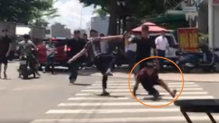 Dùng hung khí, bình xịt hơi cay tấn công nhiều người sau va chạm giao thông