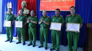 Khen thưởng Ban chuyên án bắt nhóm đối tượng dùng súng bắn chết người