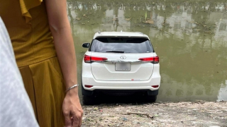 Xế hộp mất lái lao thẳng xuống sông Kim Ngưu