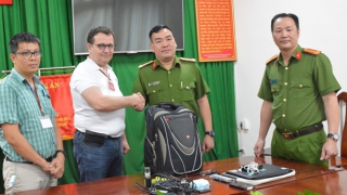 Du khách Pháp xúc động nhận lại tài sản bị chiếm đoạt