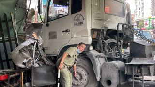 Xe đầu kéo lao vào quán cơm giữa trưa