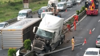 Lật xe đầu kéo, rơi container trên cao tốc TP Hồ Chí Minh-Trung Lương
