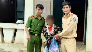 Công an khuyên can cô gái định nhảy cầu tự tử