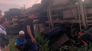 Xe tải lật trên đèo, 5 người bị thương