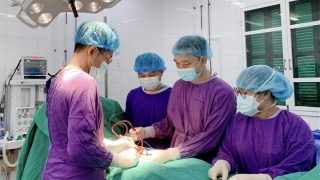 Vì sao bé trai 10 tháng tuổi phải cắt tinh hoàn?