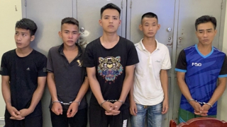 Đang ngồi hóng mát bị dí dao cướp điện thoại