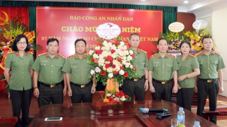 Đảng ủy, lãnh đạo Cục Truyền thông CAND chúc mừng Báo CAND