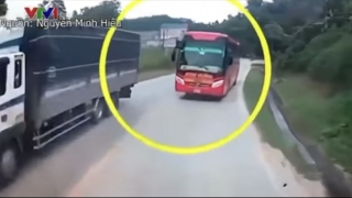 Hành khách thoát nạn nhờ tài xế xe đầu kéo đánh lái vào ta luy