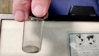 Bán đấu giá bụi Mặt Trăng lấy từ… bụng gián