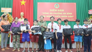 Công an phường lắng nghe ý kiến nhân dân để phục vụ tốt hơn