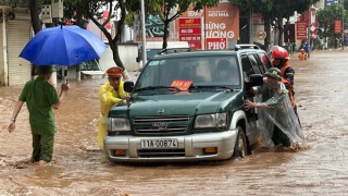 Mưa như trút nước, Công an Sơn La xuống đường giúp dân
