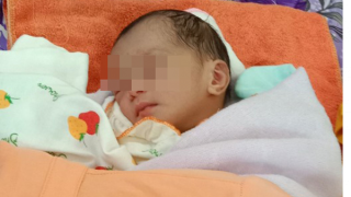 Bé gái sơ sinh bị bỏ rơi phía trước một trang trại sản xuất