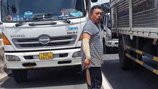 Tài xế xe tải cầm dao dọa chém lái xe cứu thương