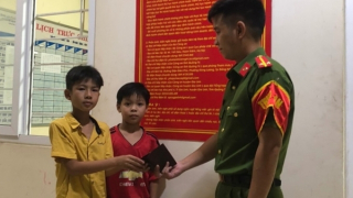 Hai em nhỏ nhặt được ví tiền trả người đánh rơi