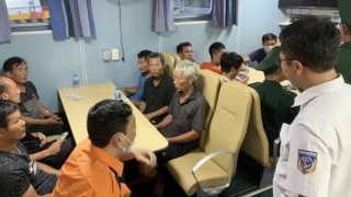 Cứu nạn 10 thuyền viên trôi dạt trên biển Hải Phòng