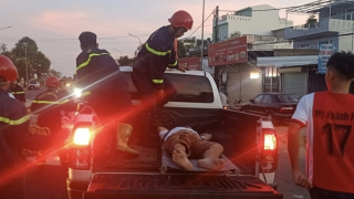 Cứu tài xế mắc kẹt trong vụ TNGT khiến 2 người thương vong