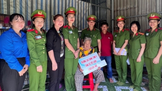 Trường Cao đẳng CSND II tặng quà, sổ tiết kiệm cho Mẹ VNAH và người dân nghèo