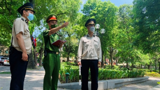 Không để hàng rong bủa vây không gian đi bộ hồ Gươm