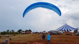Bay dù lượn ngắm toàn cảnh “Vịnh Hạ Long trên Tây Nguyên”