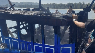 Tàu cá bị thiêu rụi khi đang neo đậu ở vịnh Chân Mây