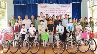 Tặng xe đạp cho học sinh nghèo vượt khó