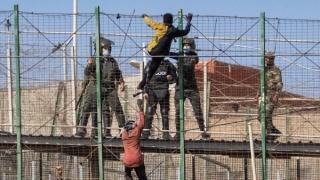 Hỗn loạn, giẫm đạp lên nhau khi cố chen chân vào châu Âu, 18 người mất mạng