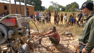 Hoa hậu Thùy Tiên xây giếng nước sạch tặng người dân Angola