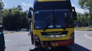 Xe máy kẹt dưới gầm ô tô khách, 2 phụ nữ thương vong