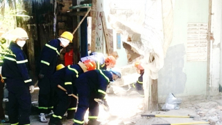 Sập tường khi tháo dỡ nhà cũ, hai người thương vong