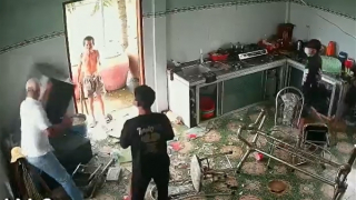 Con vay "tín dụng đen", mẹ già 78 tuổi bị đập phá tài sản