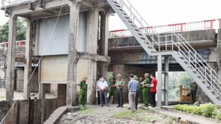 Theo chân cảnh sát môi trường tìm “nước bẩn”