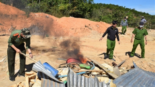 Luồn rừng truy quét “vàng tặc” ở Vùng Loan