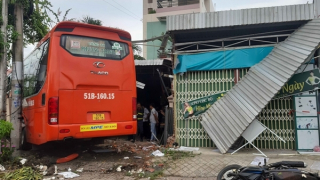 Xe khách lao vào quán cà phê, 5 người thương vong