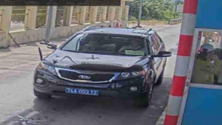 Lái xe biển xanh định "bùng" qua chốt thu phí