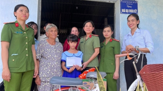 Chương trình “Mẹ đỡ đầu” xoa dịu nỗi đau trẻ mồ côi