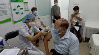 Bộ Y tế đề nghị 9 bộ tiêm vaccine mũi 3, 4 cho cán bộ, nhân viên
