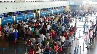 5.602 chuyến bay bị chậm – ai chịu trách nhiệm?