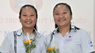 Chị em song sinh được kết nạp Đảng trước ngày thi tốt nghiệp