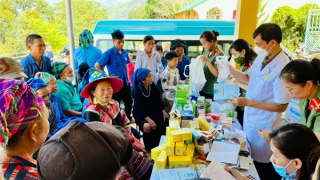 Khám bệnh, phát thuốc miễn phí cho gần 1.000 người dân nơi địa đầu Tổ quốc