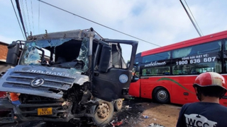 Xe khách tông xe ben, tài xế mắc kẹt trong cabin