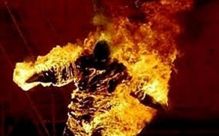 Yêu "không lối thoát", nửa đêm mang gần 100 lít xăng đến nhà người tình tự thiêu