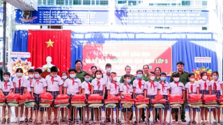 Công an TP Cần Thơ tặng quà học sinh có hoàn cảnh khó khăn