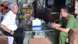 Cảnh sát khu vực giúp người nghèo khó, bệnh tật